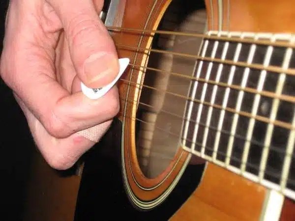 pick angle for strumming